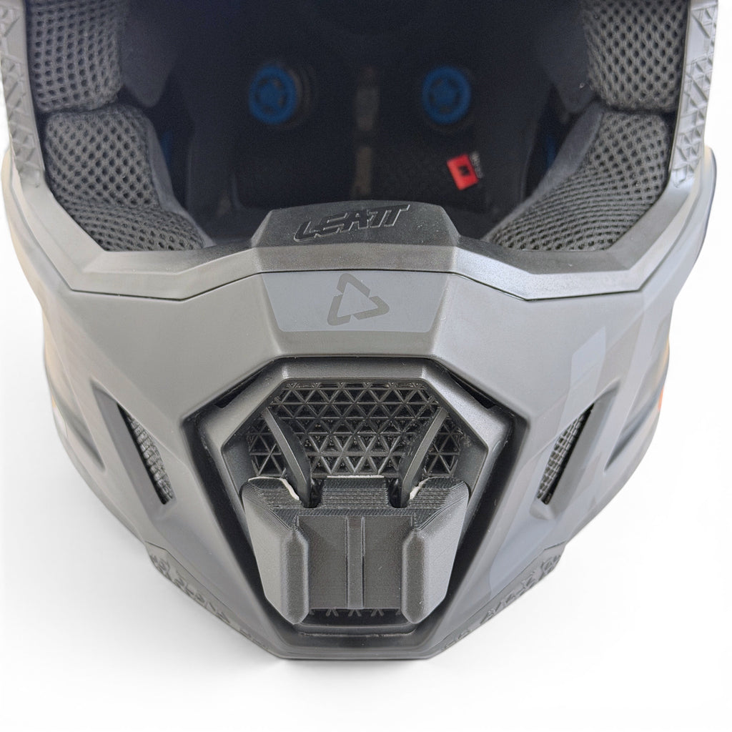 Vista frontal del casco LEATT 9.5 con el soporte de mentonera RiderMounts montado