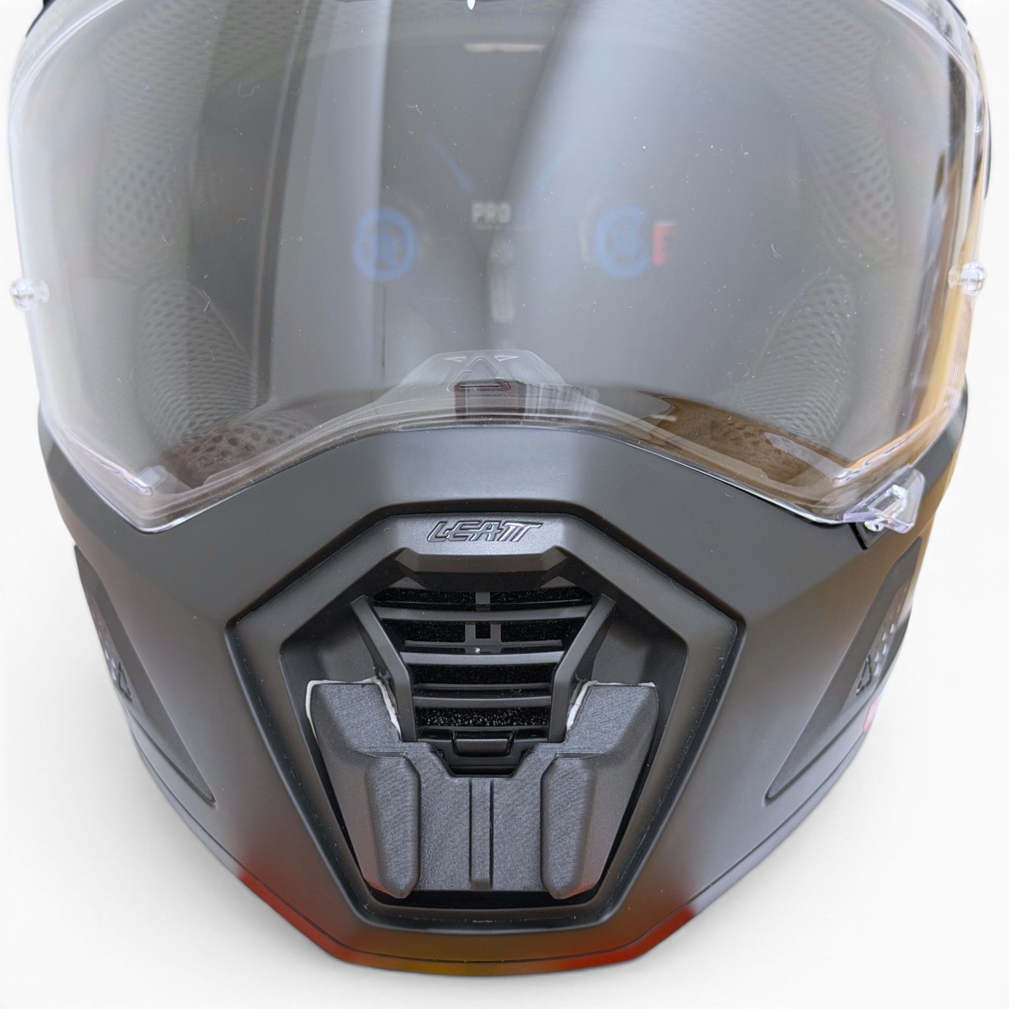 Vista frontal del casco LEATT ADV 7.5 con el soporte de mentonera RiderMounts montado