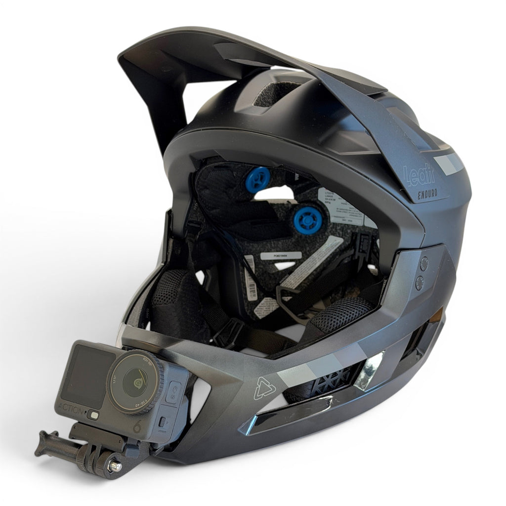 Casco LEATT ENDURO 2.0 con soporte de mentonera RiderMounts y cámara de acción montada