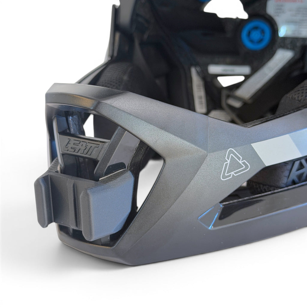 Primer plano del soporte de mentonera RiderMounts en la barbilla del casco LEATT ENDURO 3.0