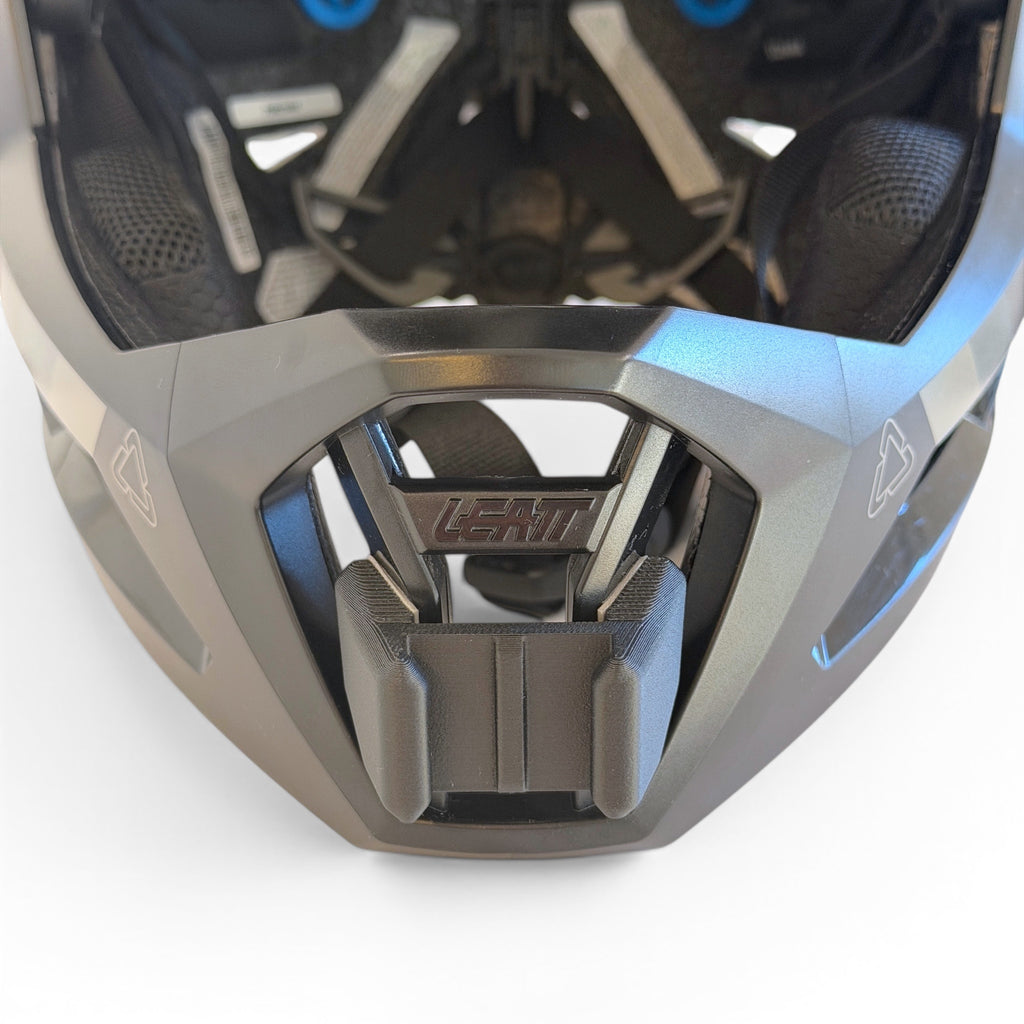 Vista frontal del casco LEATT ENDURO 3.0 con el soporte de mentonera RiderMounts montado