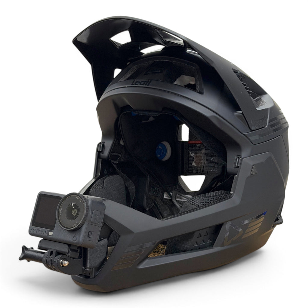 Casco LEATT ENDURO 4.0 con soporte de mentonera RiderMounts y cámara de acción montada