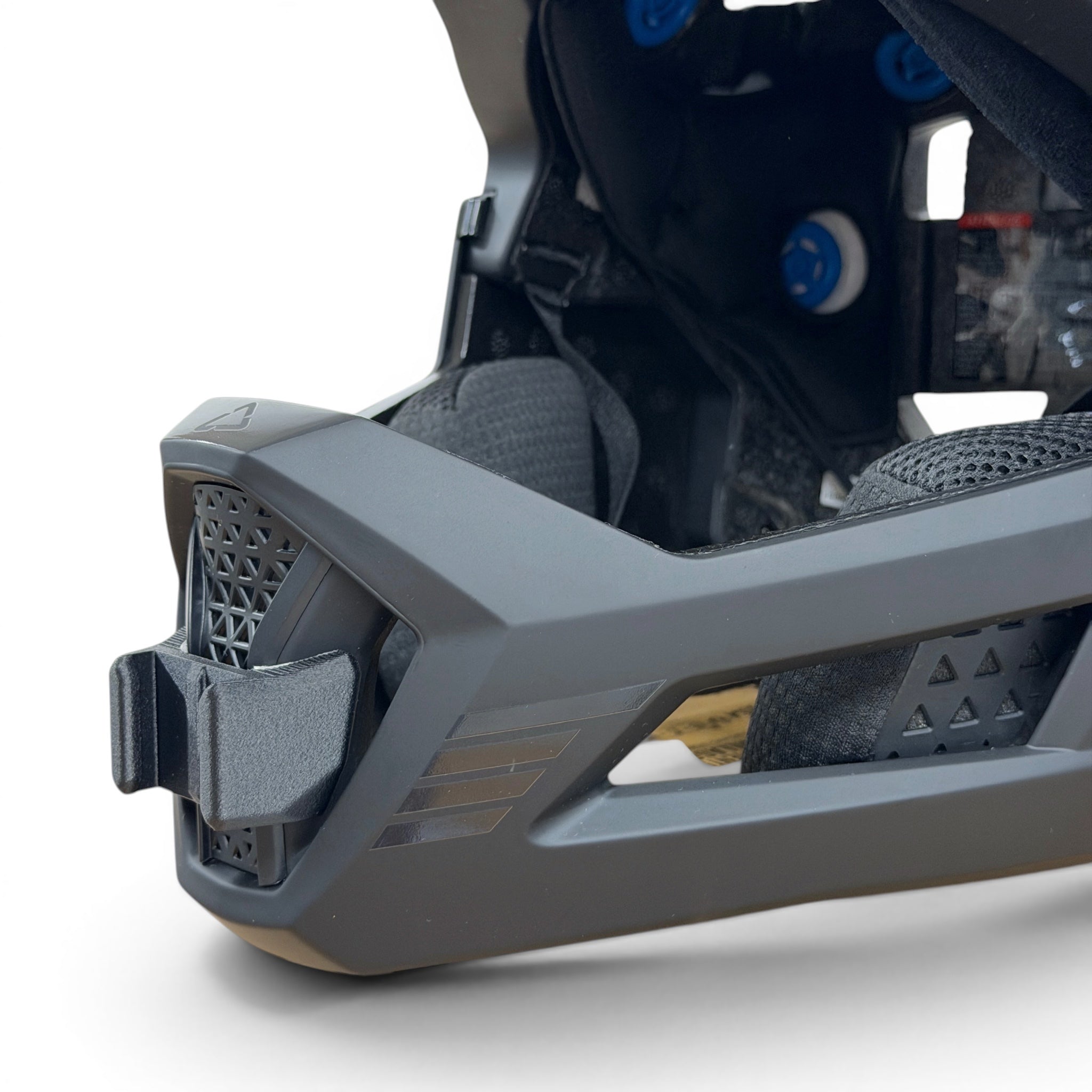 Primer plano del soporte de mentonera RiderMounts en la barbilla del casco LEATT ENDURO 4.0