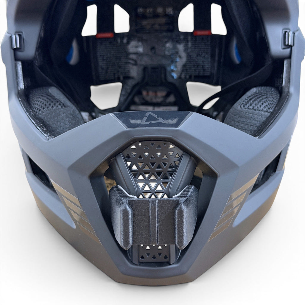 Vista frontal del casco LEATT ENDURO 4.0 con el soporte de mentonera RiderMounts montado
