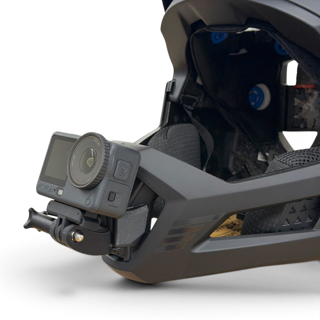 Soporte de mentonera RiderMounts en el casco LEATT ENDURO 4.0 visto desde otro ángulo