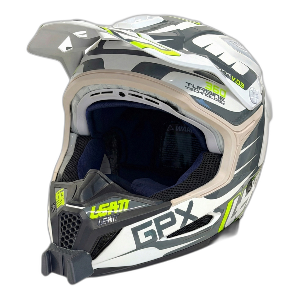 Casco LEATT GPX 5.5 con el soporte de mentonera RiderMounts instalado