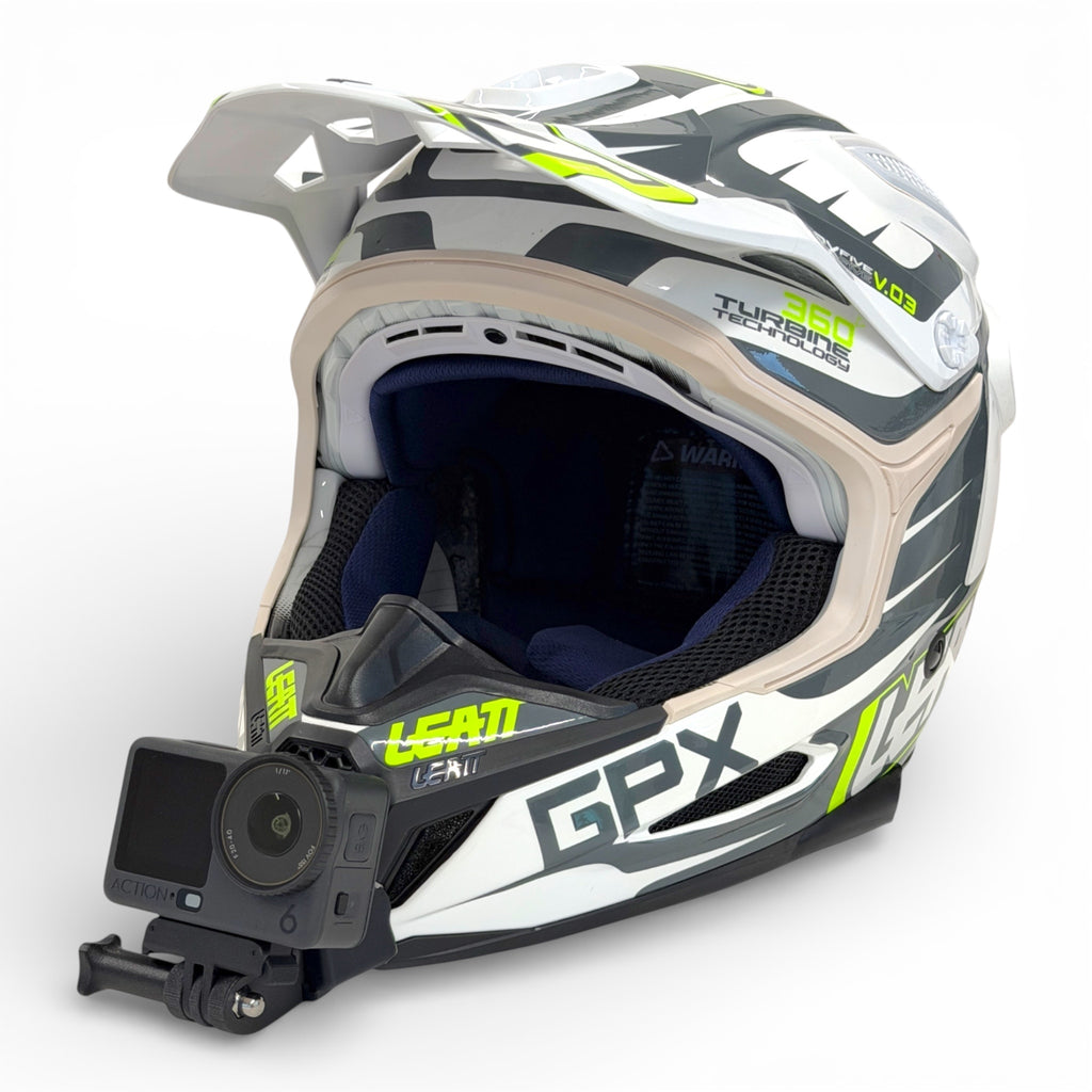 Casco LEATT GPX 5.5 con soporte de mentonera RiderMounts y cámara de acción montada