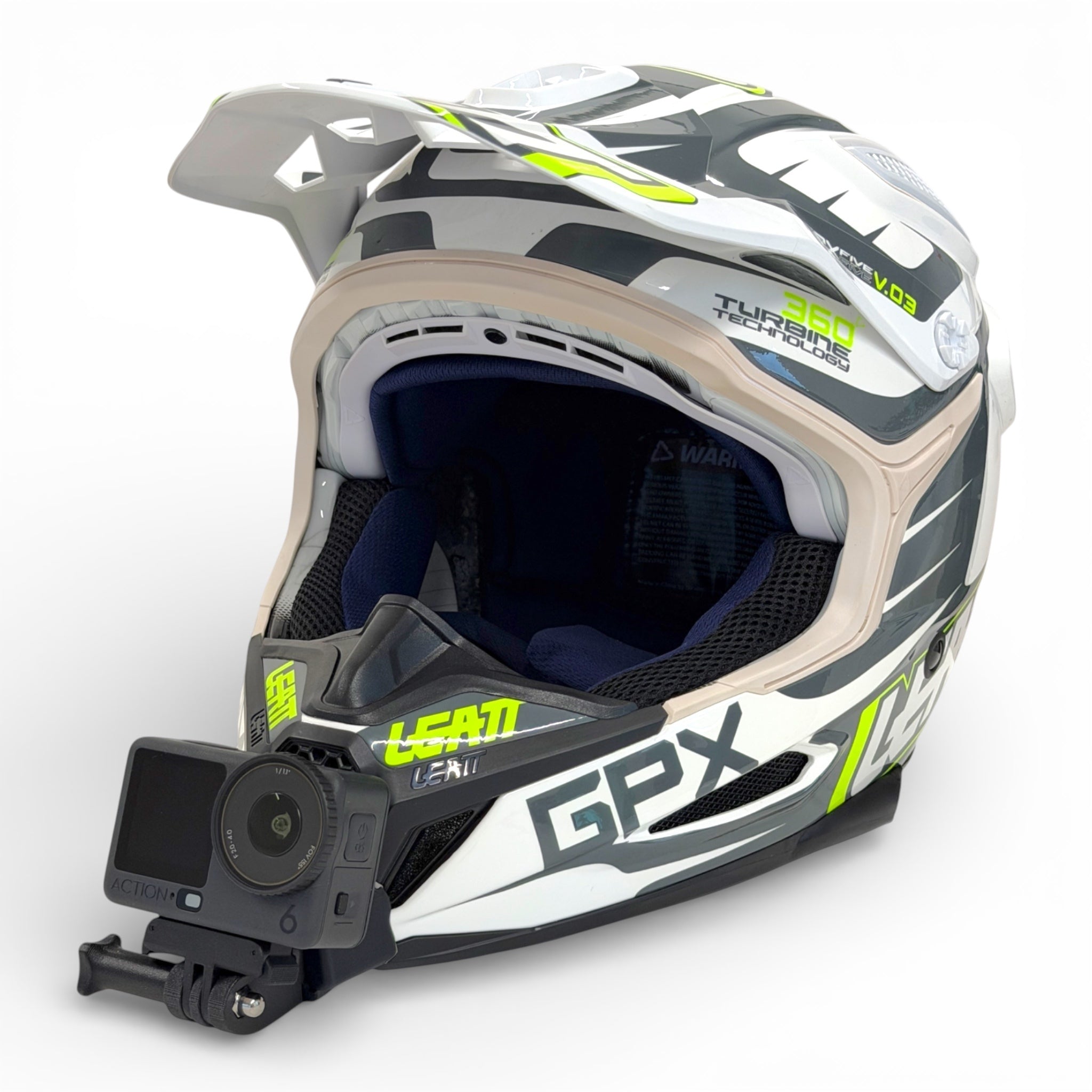 Casco LEATT GPX 5.5 con soporte de mentonera RiderMounts y cámara de acción montada