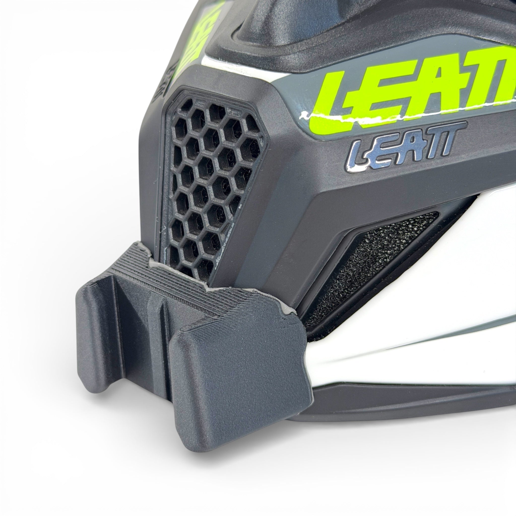 Primer plano del soporte de mentonera RiderMounts en la barbilla del casco LEATT GPX 5.5
