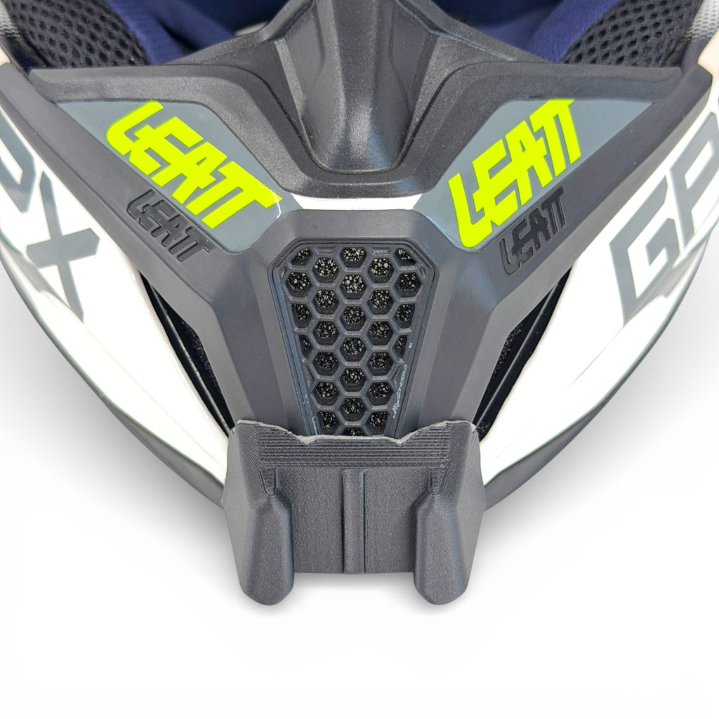 Vista frontal del casco LEATT GPX 5.5 con el soporte de mentonera RiderMounts montado