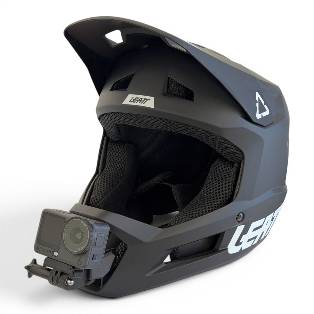 Casco LEATT GRAVITY 1.0 con soporte de mentonera RiderMounts y cámara de acción montada
