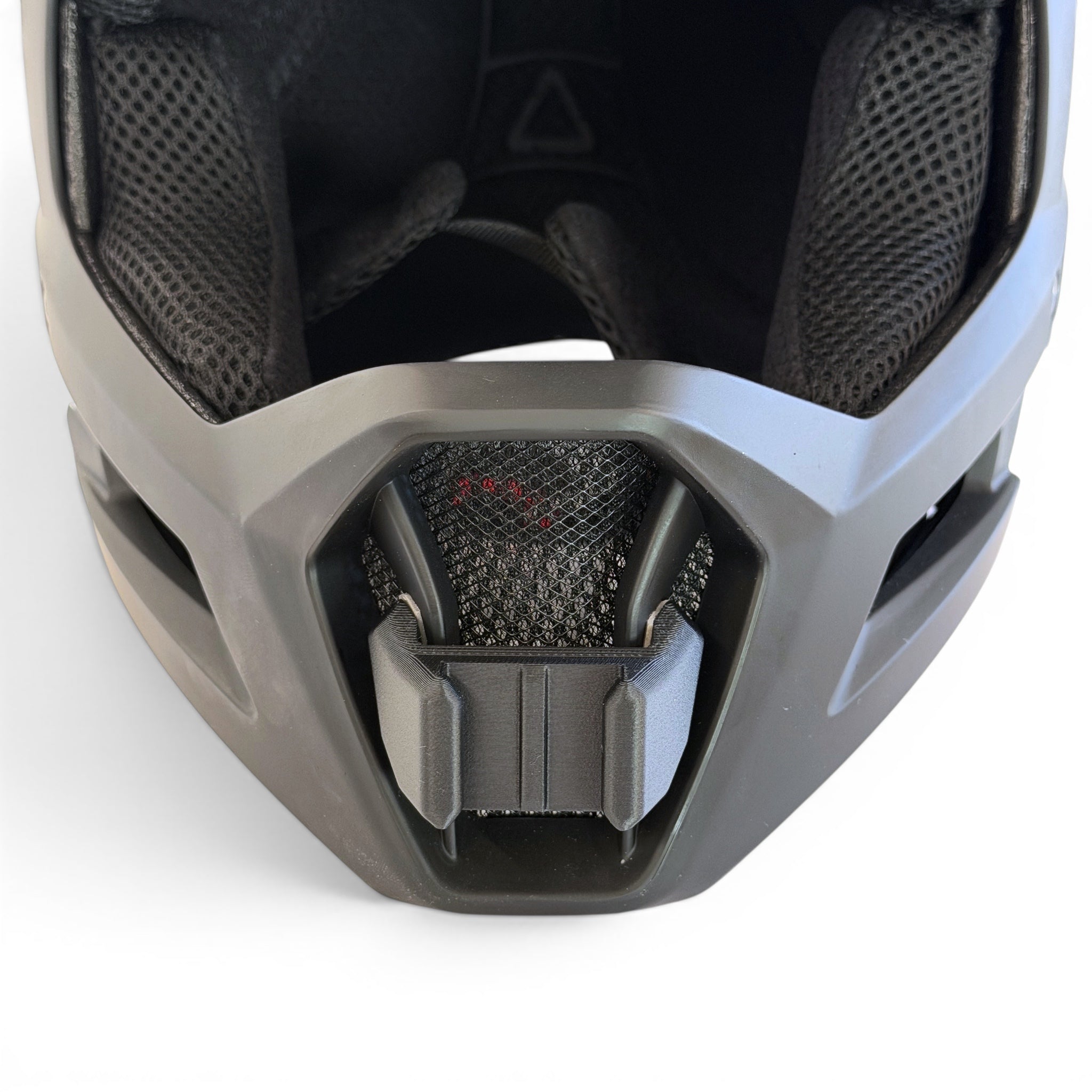 Vista frontal del casco LEATT GRAVITY 2.0 con el soporte de mentonera RiderMounts montado