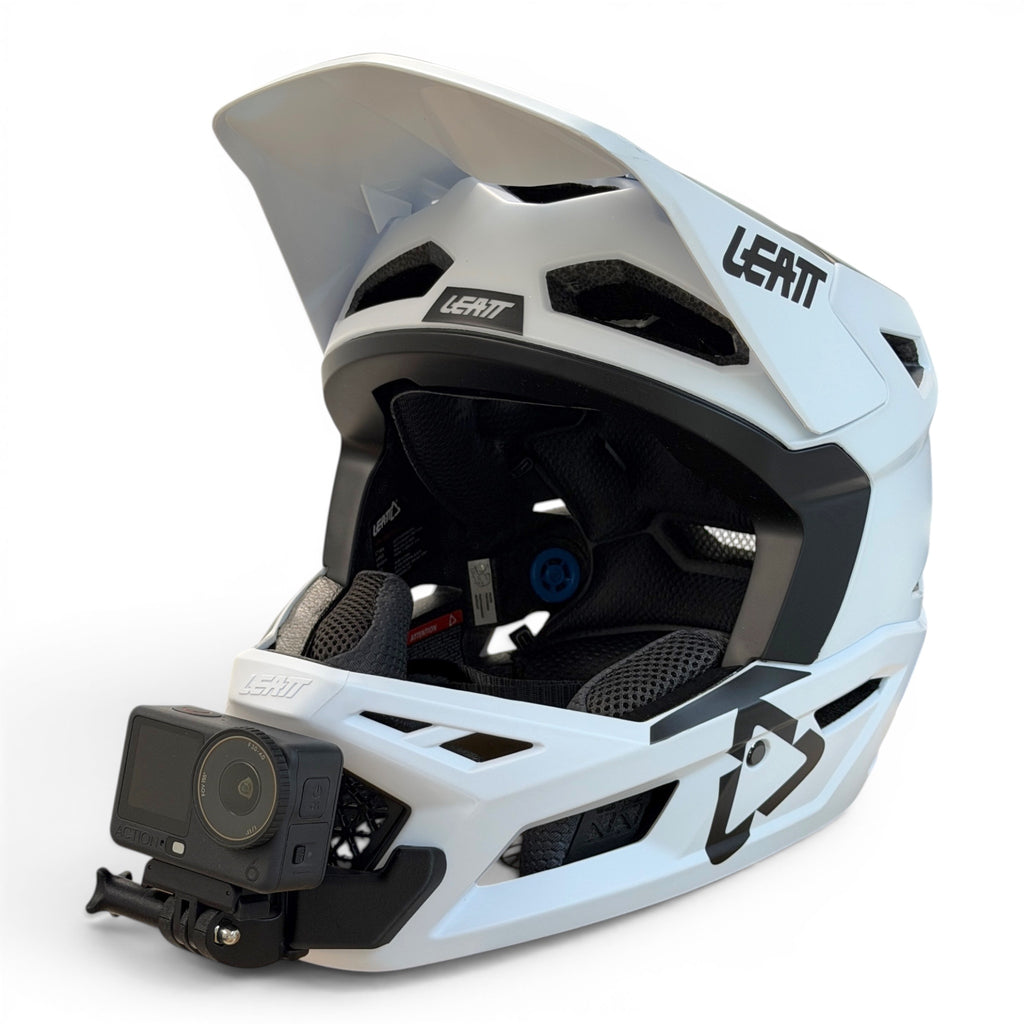 Casco LEATT GRAVITY 4.0 con soporte de mentonera RiderMounts y cámara de acción montada