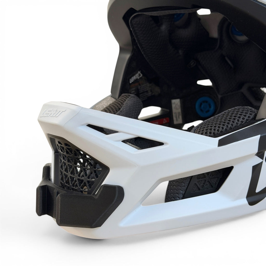 Primer plano del soporte de mentonera RiderMounts en la barbilla del casco LEATT GRAVITY 4.0