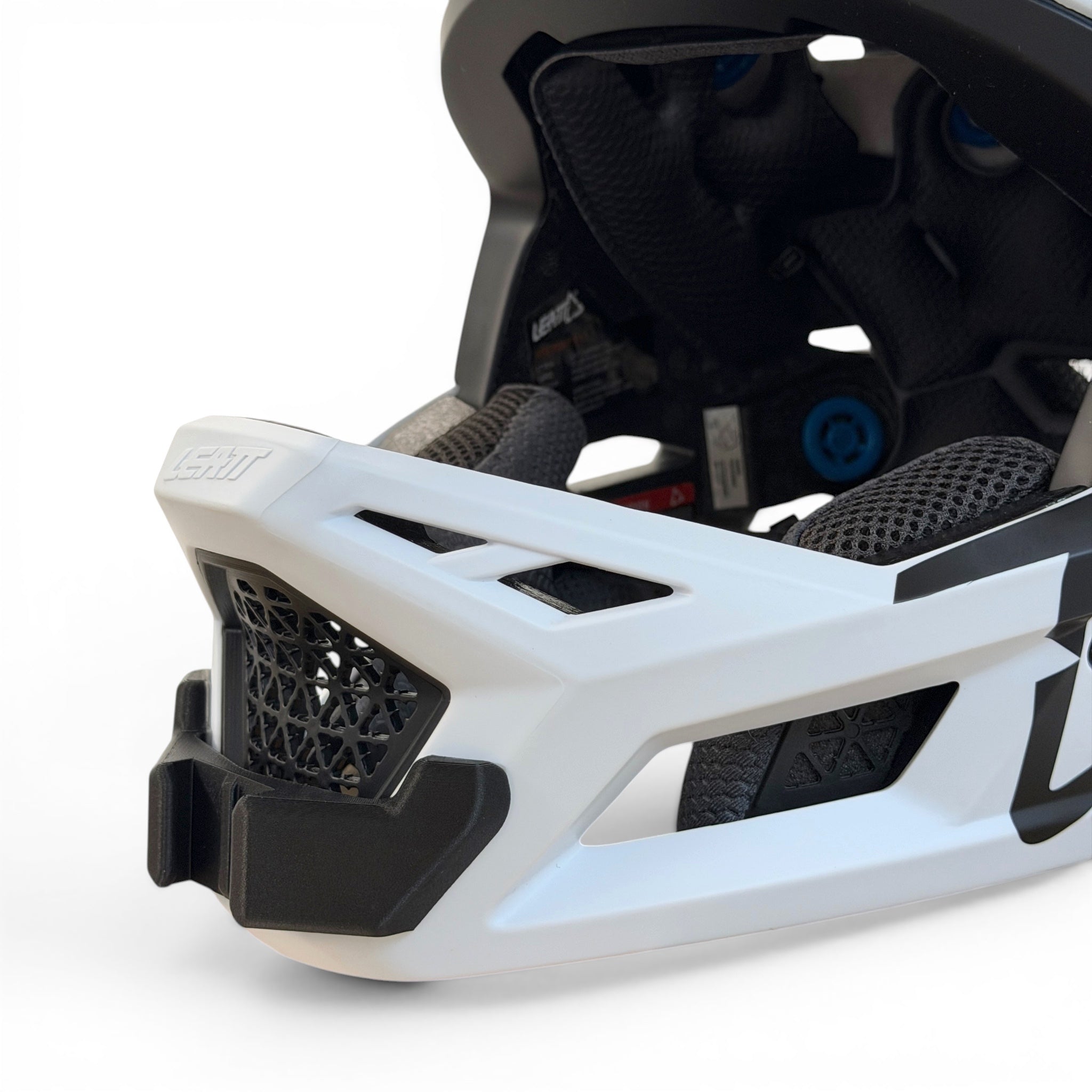 Primer plano del soporte de mentonera RiderMounts en la barbilla del casco LEATT GRAVITY 4.0