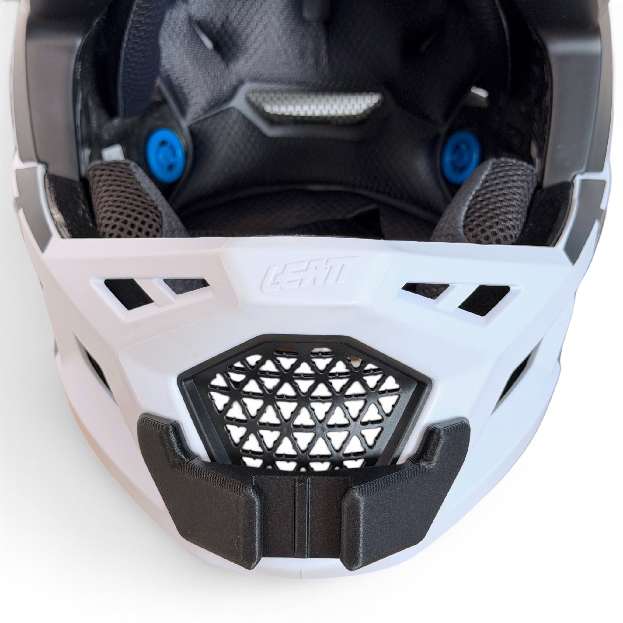 Vista frontal del casco LEATT GRAVITY 4.0 con el soporte de mentonera RiderMounts montado