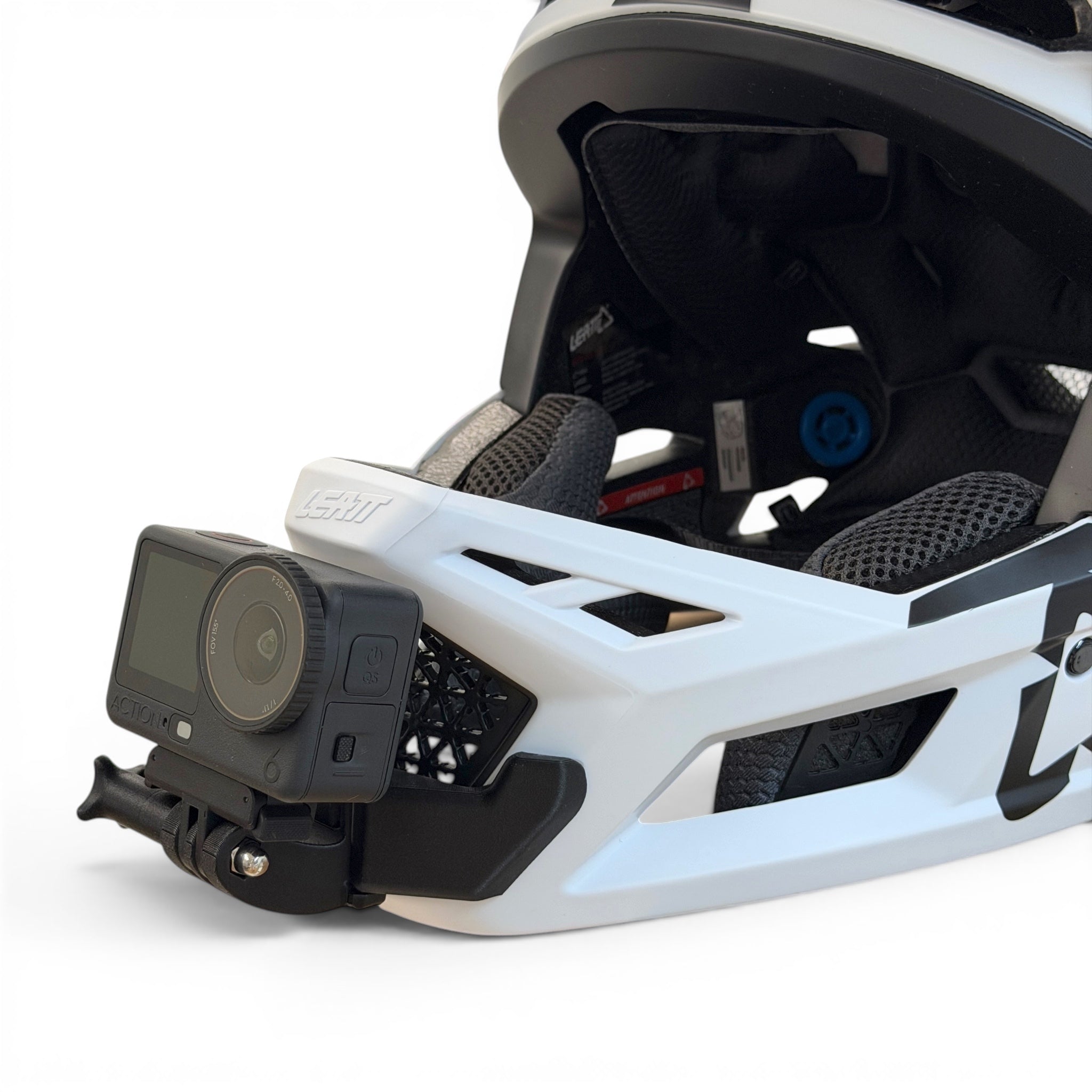 Soporte de mentonera RiderMounts en el casco LEATT GRAVITY 4.0 visto desde otro ángulo