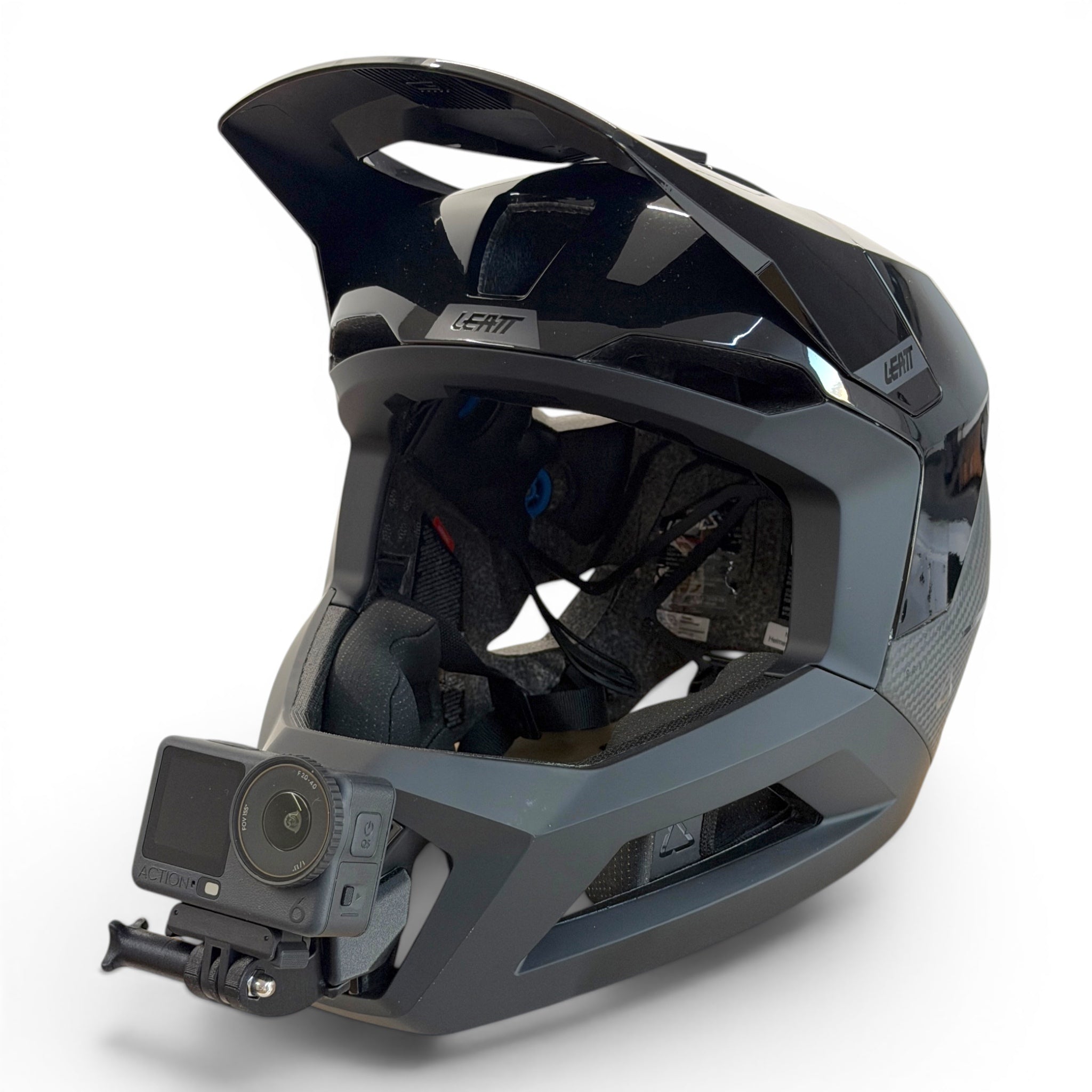 Casco LEATT GRAVITY 5.0 con soporte de mentonera RiderMounts y cámara de acción montada