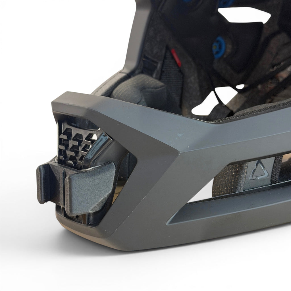 Primer plano del soporte de mentonera RiderMounts en la barbilla del casco LEATT GRAVITY 5.0