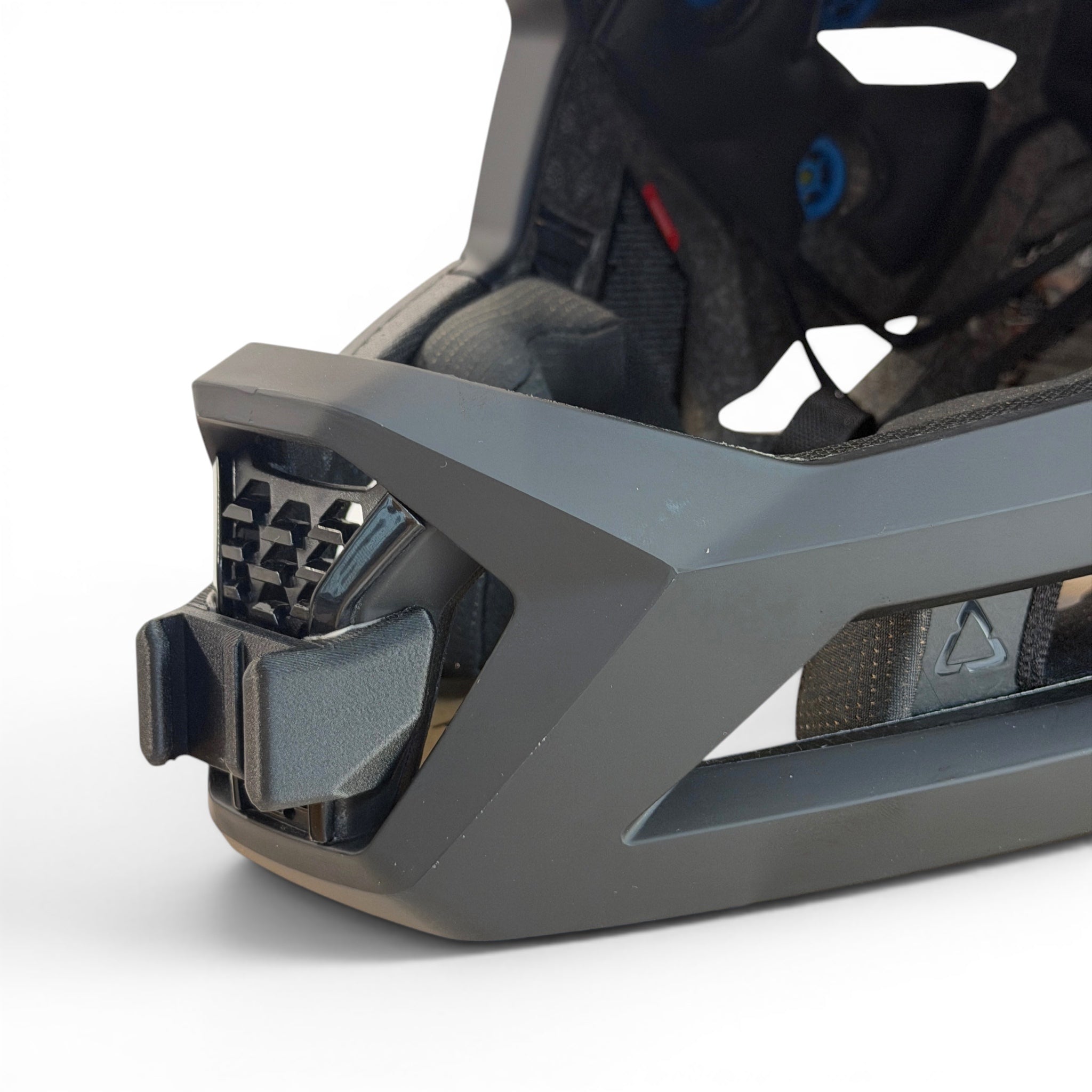 Primer plano del soporte de mentonera RiderMounts en la barbilla del casco LEATT GRAVITY 5.0