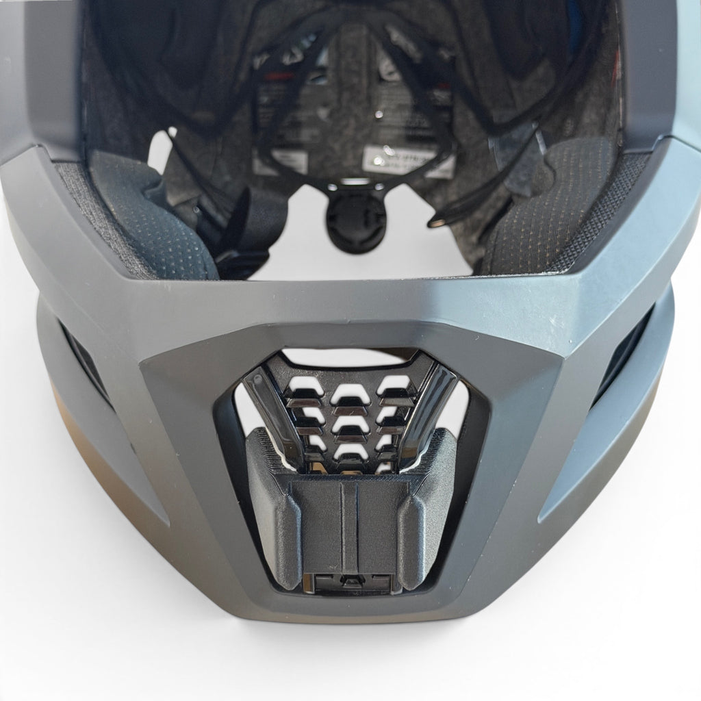 Vista frontal del casco LEATT GRAVITY 5.0 con el soporte de mentonera RiderMounts montado