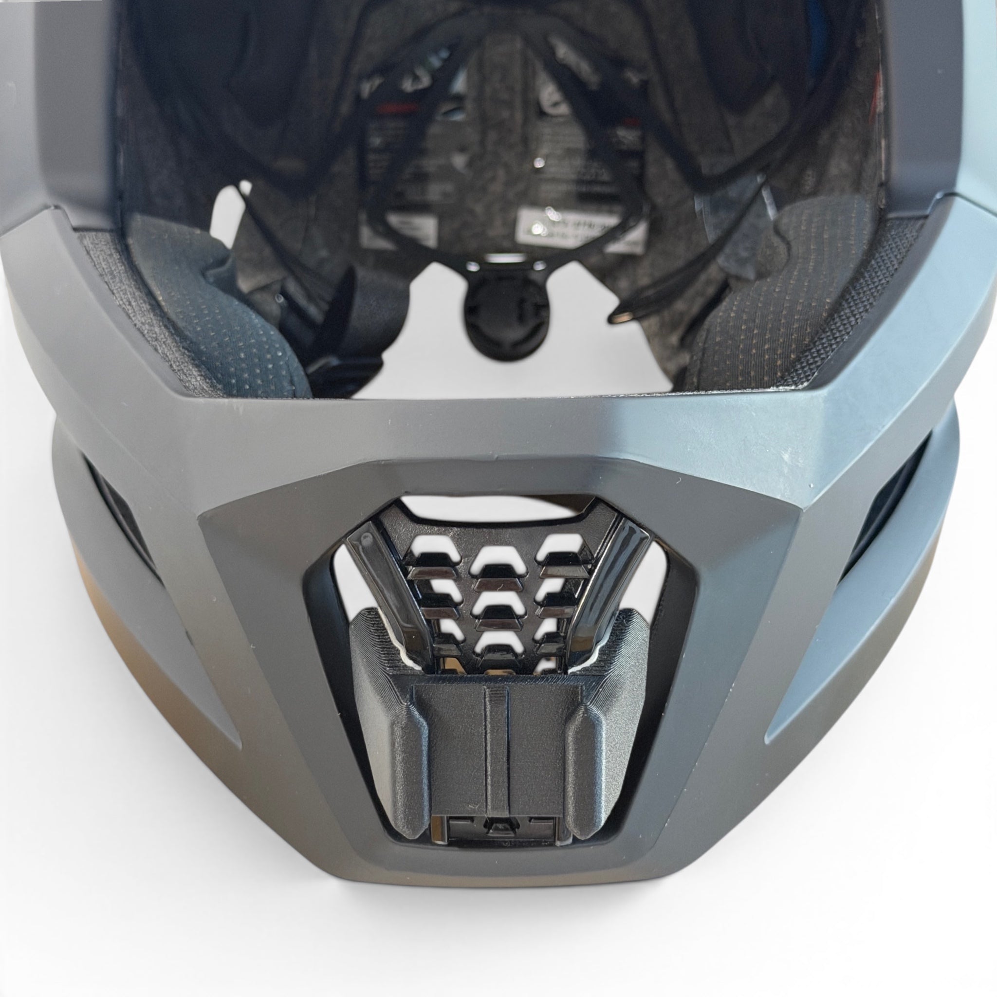 Vista frontal del casco LEATT GRAVITY 5.0 con el soporte de mentonera RiderMounts montado