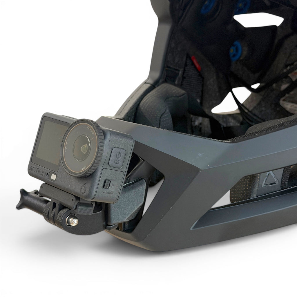 Soporte de mentonera RiderMounts en el casco LEATT GRAVITY 5.0 visto desde otro ángulo