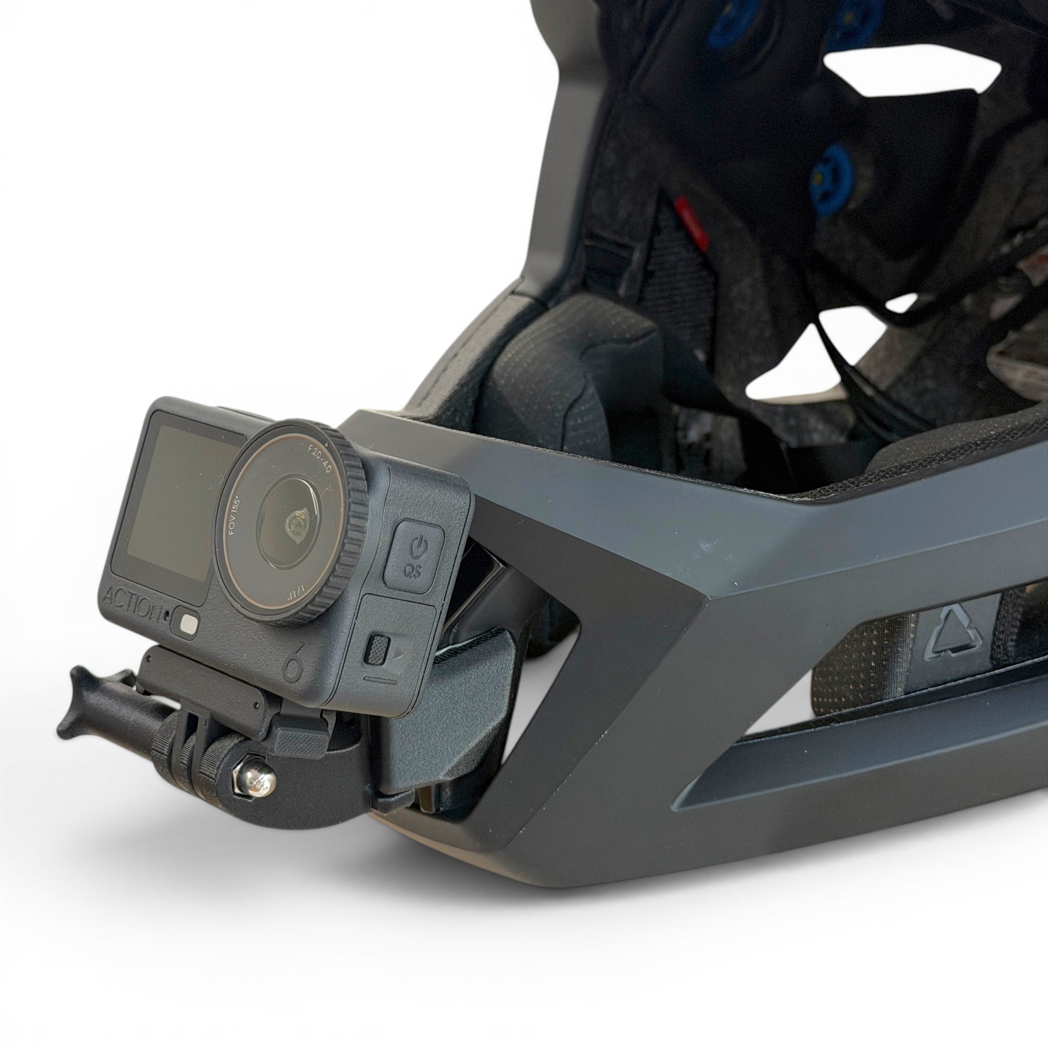 Soporte de mentonera RiderMounts en el casco LEATT GRAVITY 5.0 visto desde otro ángulo