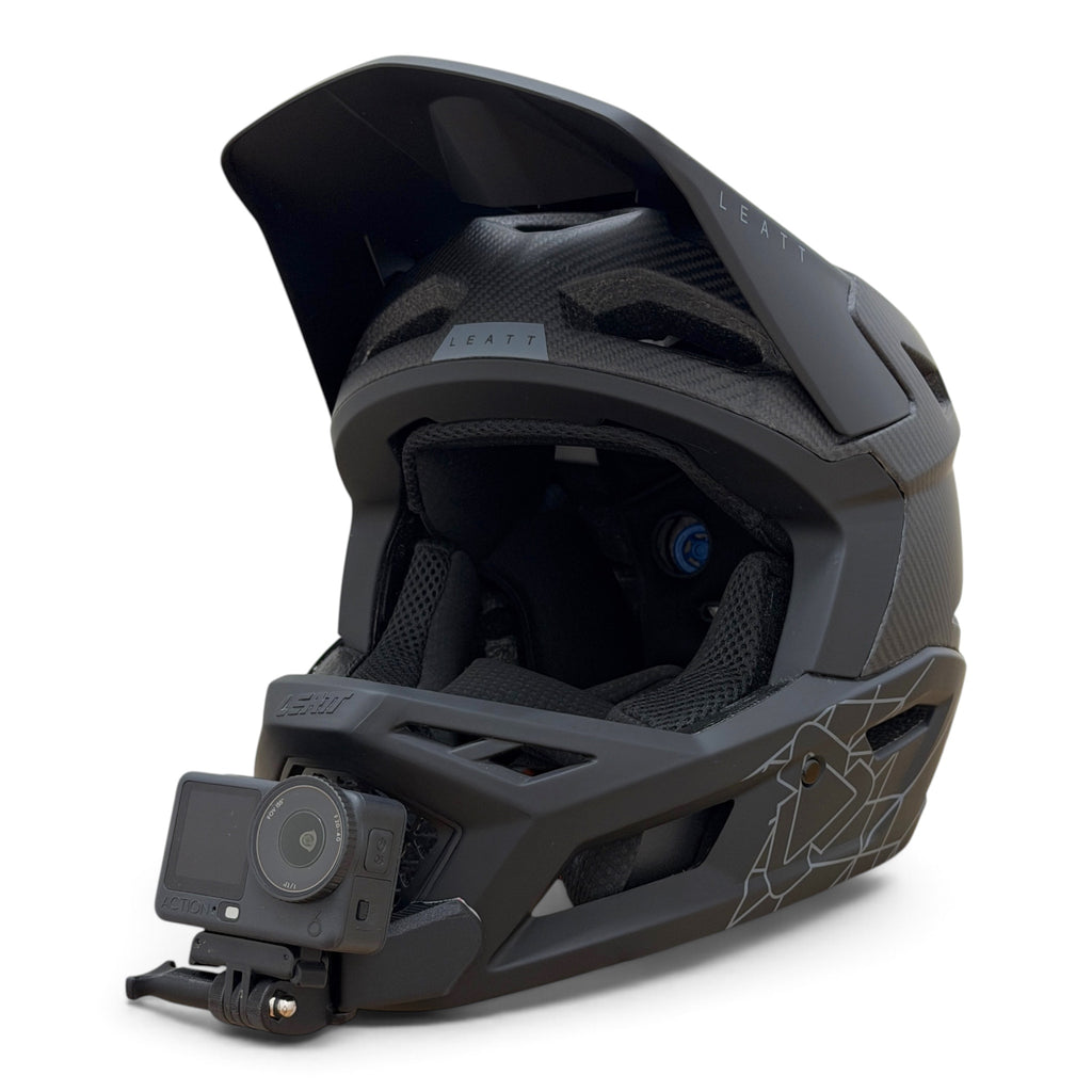 Casco LEATT GRAVITY 6.0 con soporte de mentonera RiderMounts y cámara de acción montada
