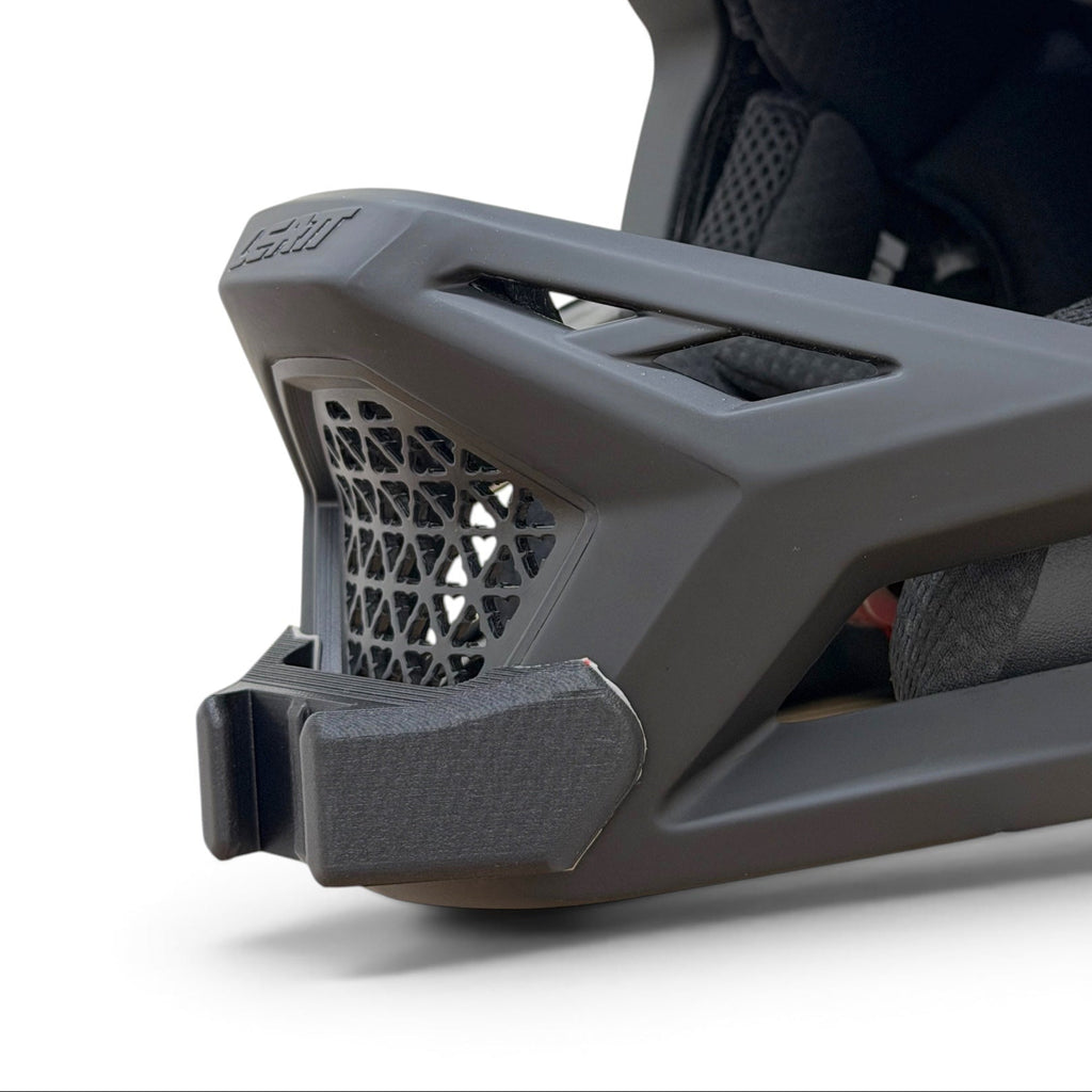 Primer plano del soporte de mentonera RiderMounts en la barbilla del casco LEATT GRAVITY 6.0