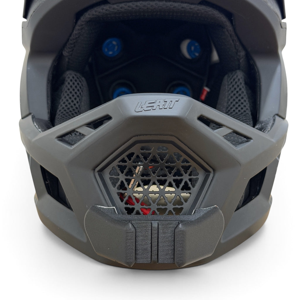 Vista frontal del casco LEATT GRAVITY 6.0 con el soporte de mentonera RiderMounts montado