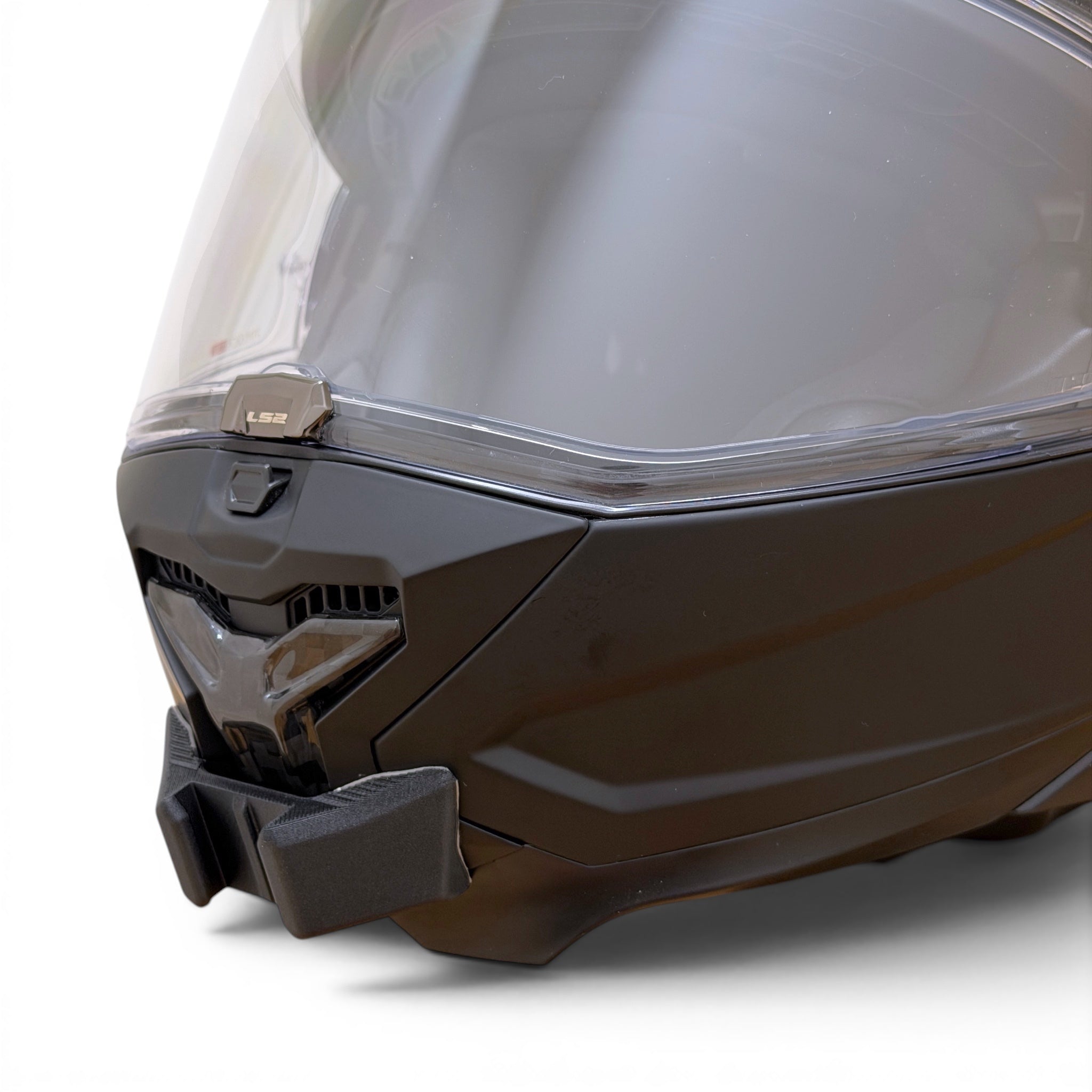 Primer plano del soporte de mentonera RiderMounts en la barbilla del casco LS2 ADVANT 2