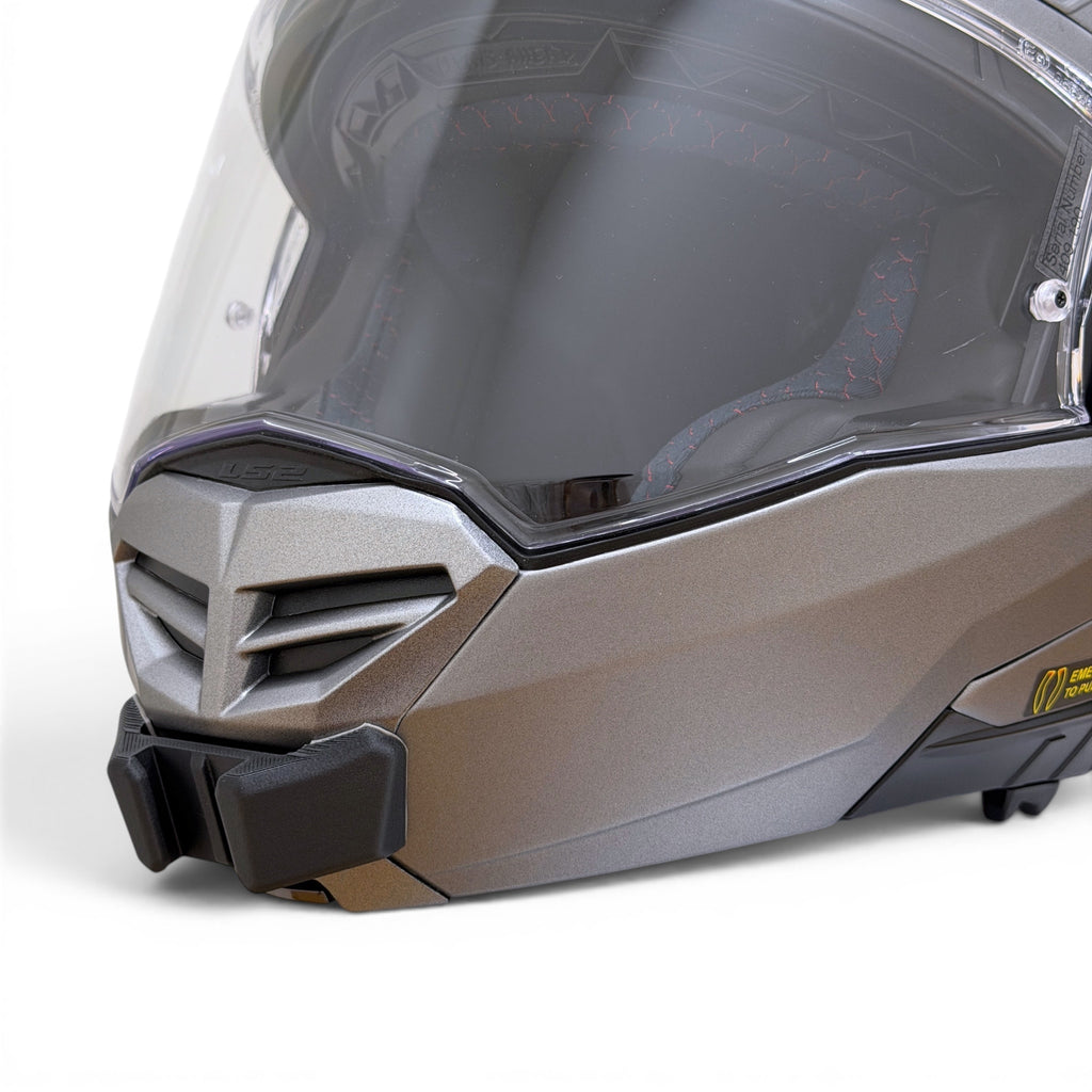 Primer plano del soporte de mentonera RiderMounts en la barbilla del casco LS2 ADVANT X/FF901