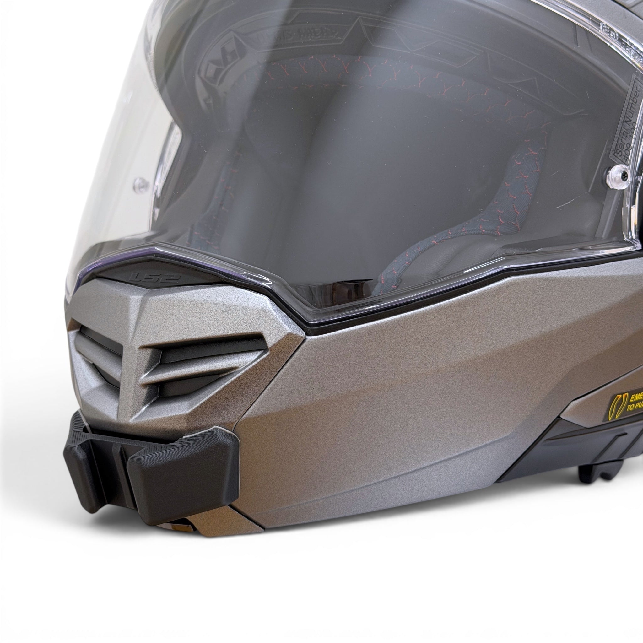 Primer plano del soporte de mentonera RiderMounts en la barbilla del casco LS2 ADVANT X/FF901