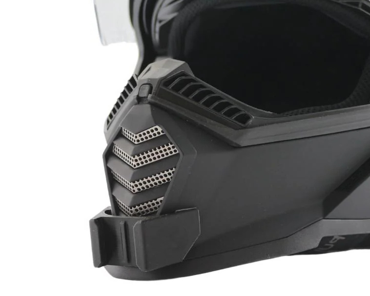 Primer plano del soporte de mentonera RiderMounts en la barbilla del casco LS2 BLAZE