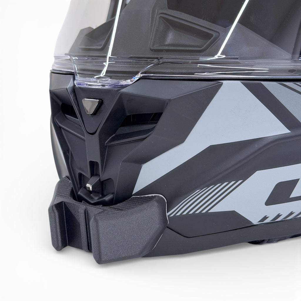 Primer plano del soporte de mentonera RiderMounts en la barbilla del casco LS2 CHALLENGER 2 FF817