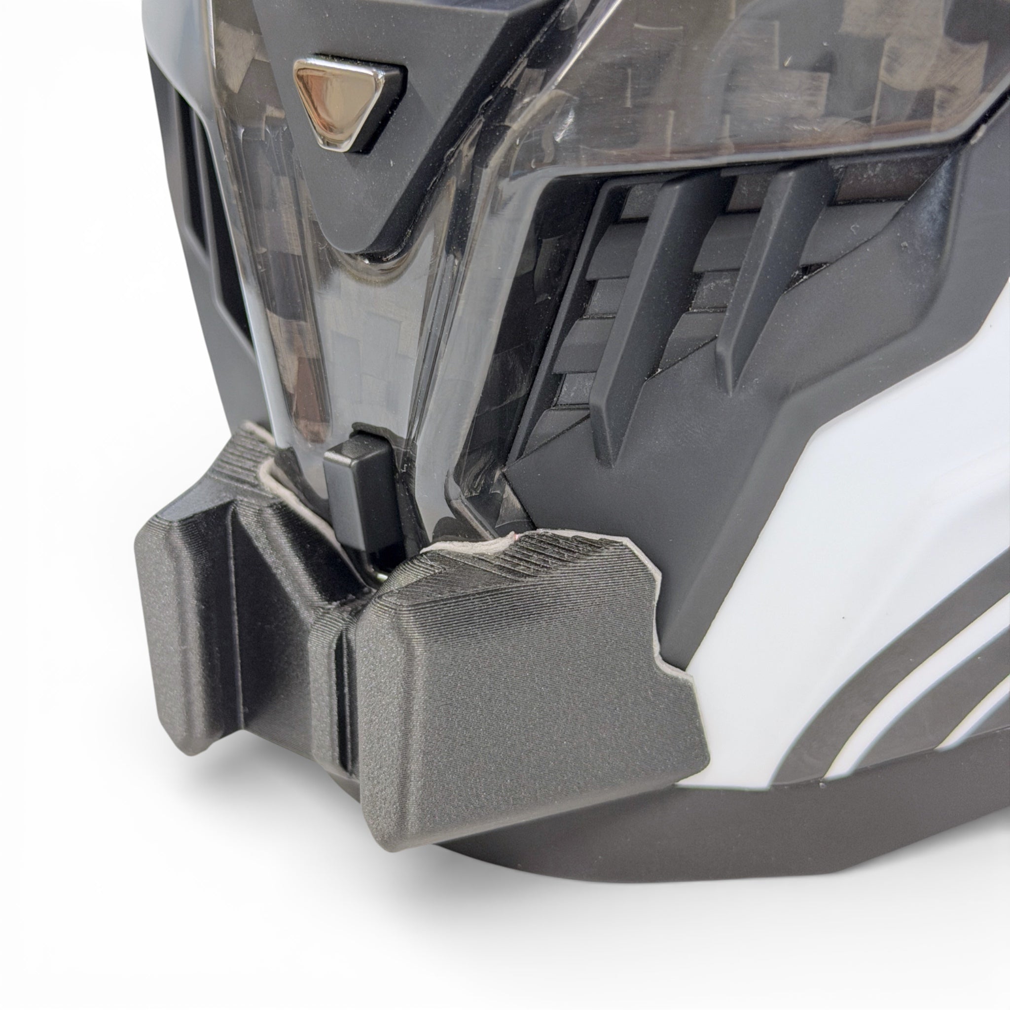 Primer plano del soporte de mentonera RiderMounts en la barbilla del casco LS2 DRAGON FF807