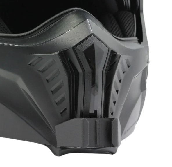 Primer plano del soporte de mentonera RiderMounts en la barbilla del casco LS2 DRIFTER OF606
