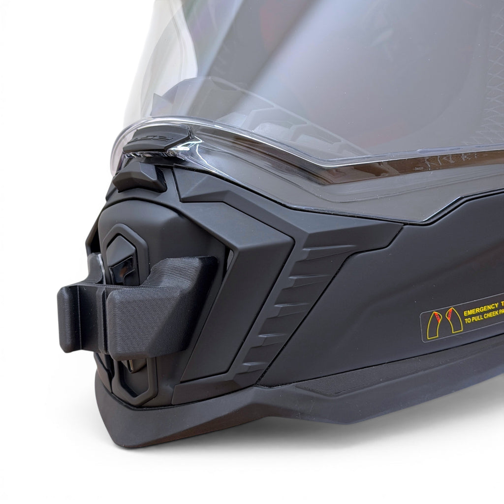 Primer plano del soporte de mentonera RiderMounts en la barbilla del casco LS2 EXPLORER MX701