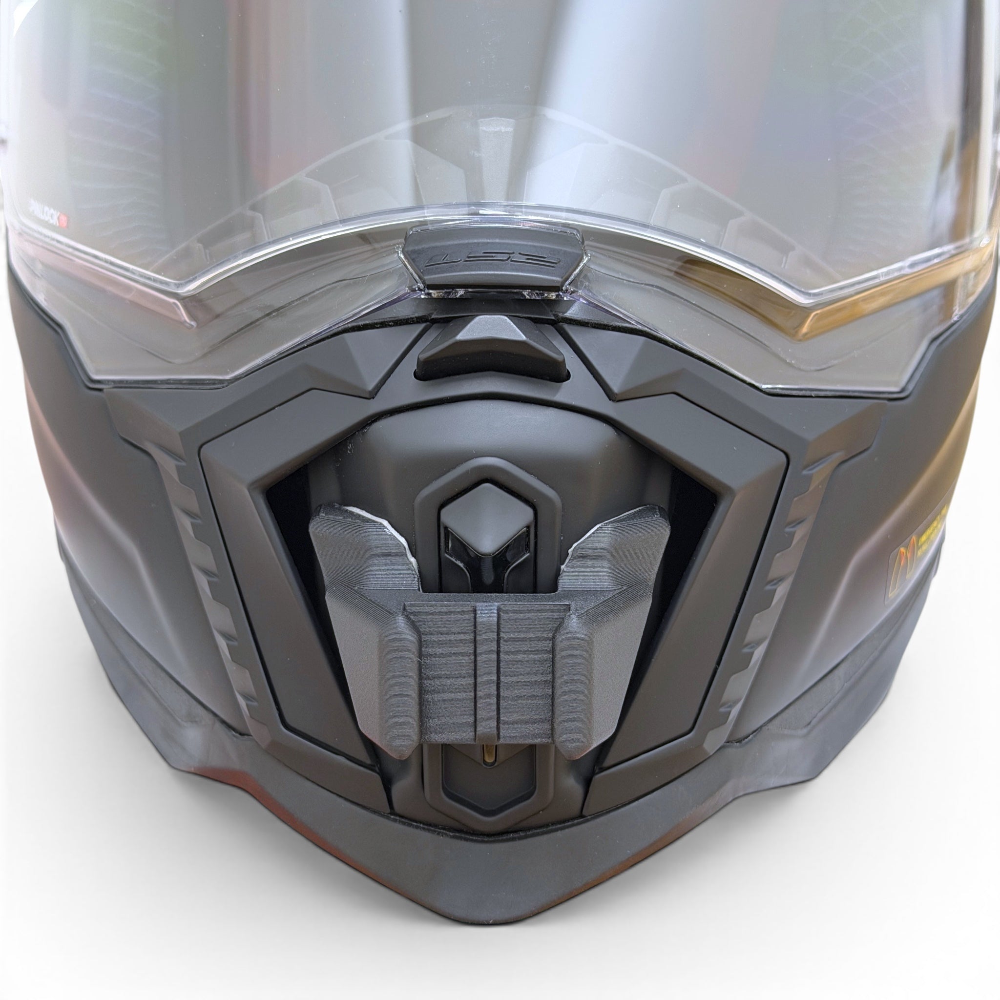 Vista frontal del casco LS2 EXPLORER MX701 con el soporte de mentonera RiderMounts montado