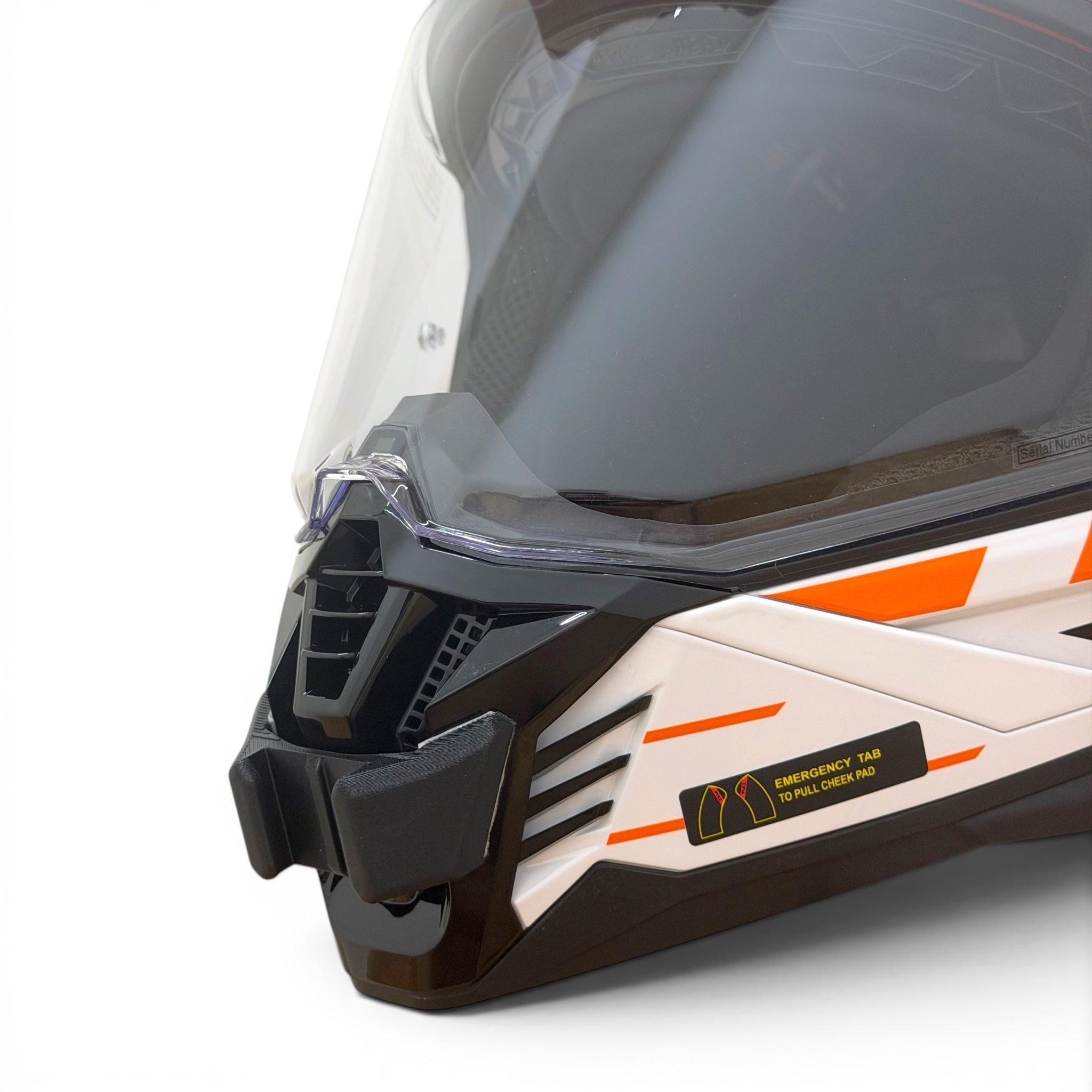 Primer plano del soporte de mentonera RiderMounts en la barbilla del casco LS2 PIONEER 2 MX702