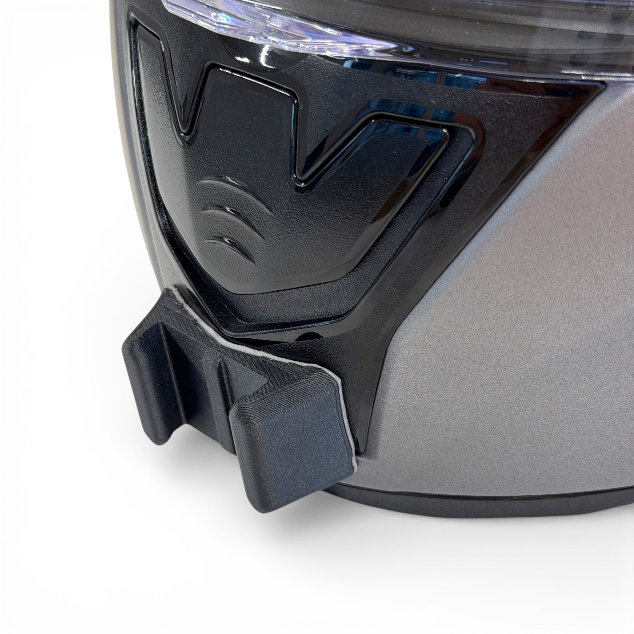 Primer plano del soporte de mentonera RiderMounts en la barbilla del casco LS2 RAPID 2 FF353