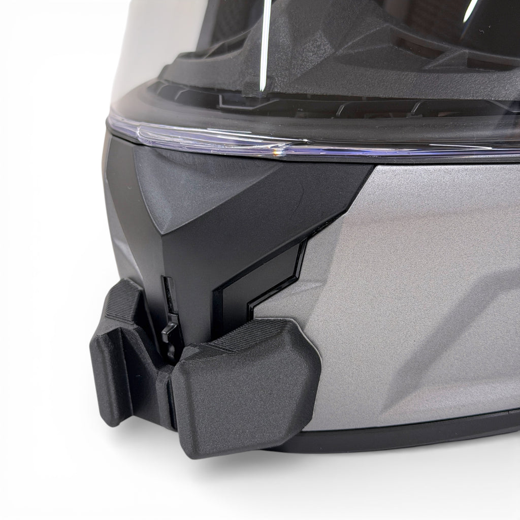 Primer plano del soporte de mentonera RiderMounts en la barbilla del casco LS2 RAPID 3 FF820