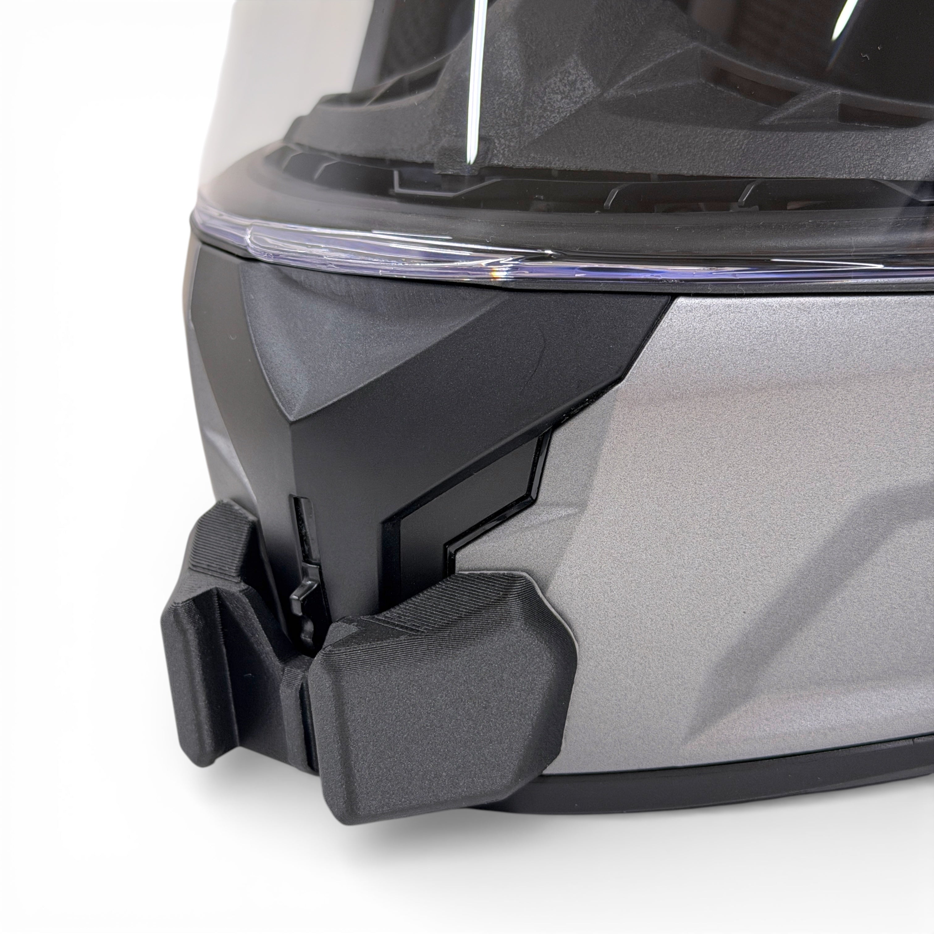 Primer plano del soporte de mentonera RiderMounts en la barbilla del casco LS2 RAPID 3 FF820