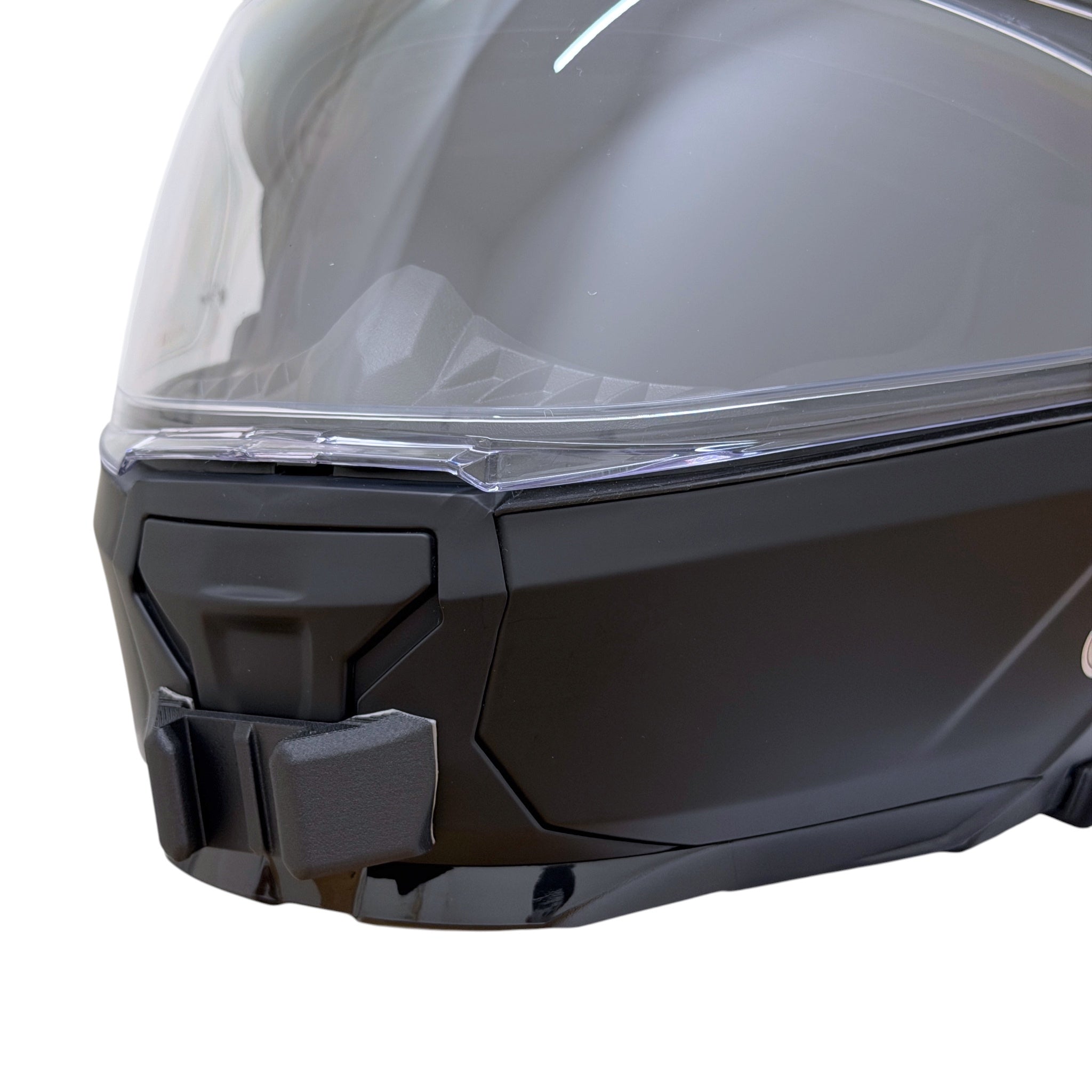 Primer plano del soporte de mentonera RiderMounts en la barbilla del casco LS2 SCOPE 2 FF902