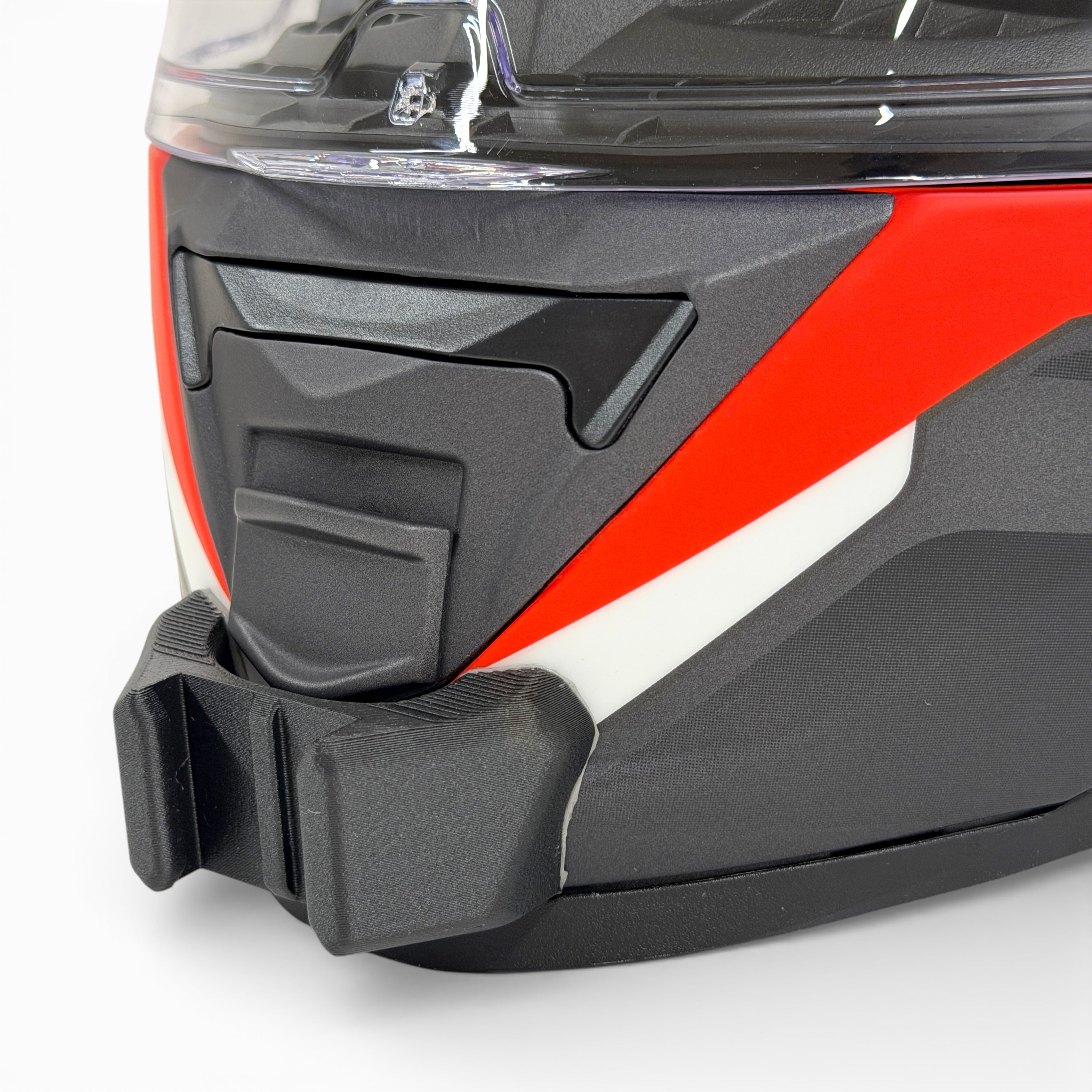 Primer plano del soporte de mentonera RiderMounts en la barbilla del casco LS2 STORM 2 FF800