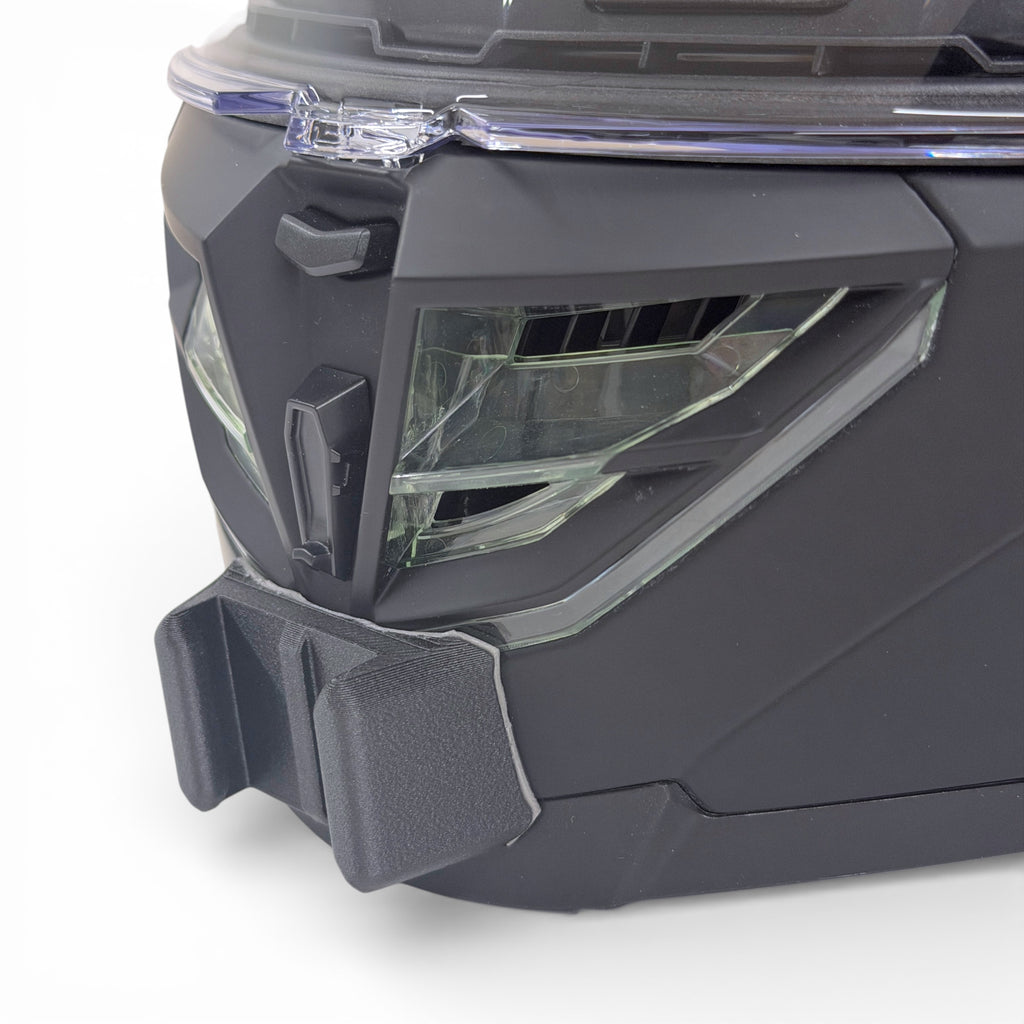 Primer plano del soporte de mentonera RiderMounts en la barbilla del casco LS2 STORM 3 FF818