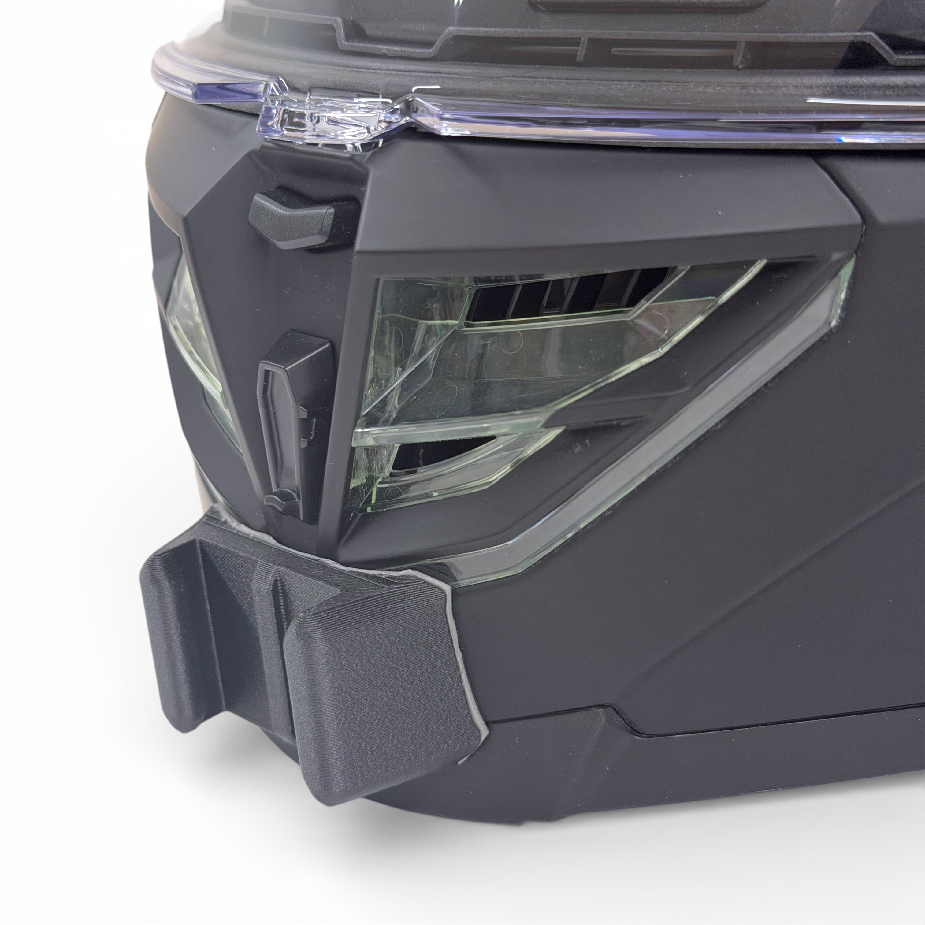 Primer plano del soporte de mentonera RiderMounts en la barbilla del casco LS2 STORM 3 FF818