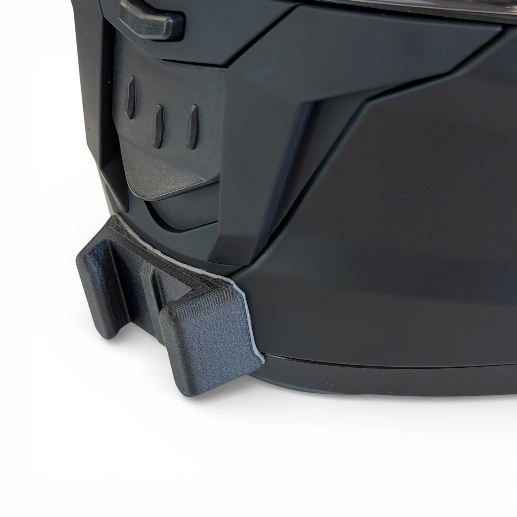 Primer plano del soporte de mentonera RiderMounts en la barbilla del casco LS2 STREAM 2 FF808