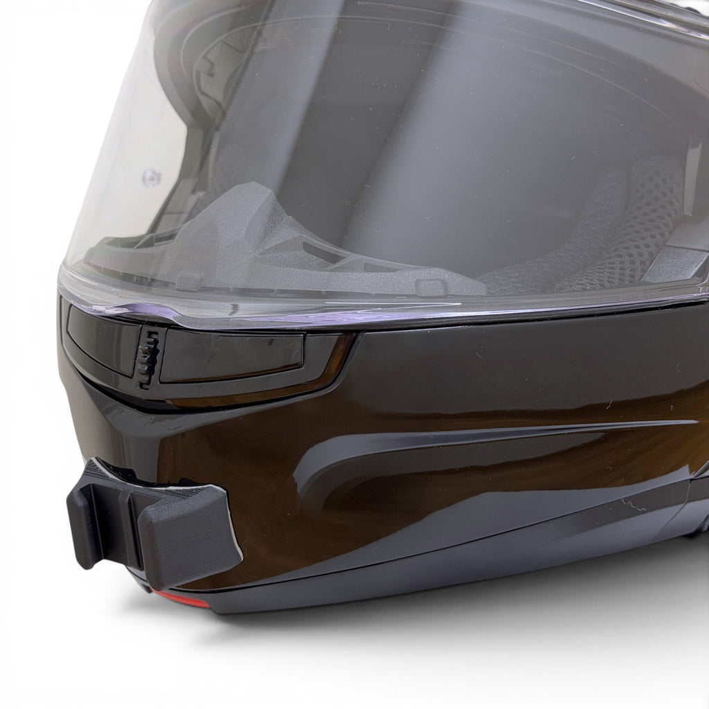 Primer plano del soporte de mentonera RiderMounts en la barbilla del casco LS2 STROBE 2